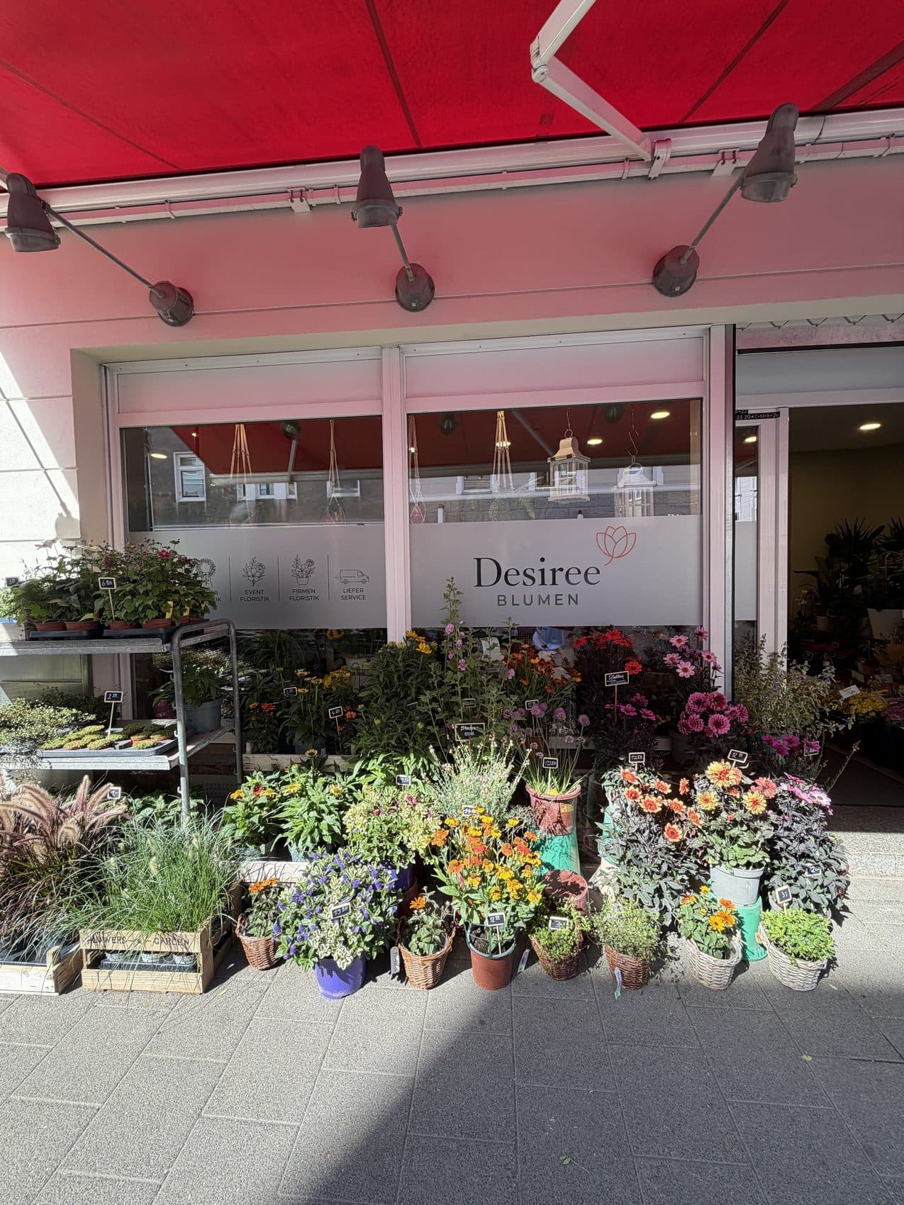 Das Ladenlokal von Desiree Blumen in der Landmannstraße mit Schaufenster und Blumen