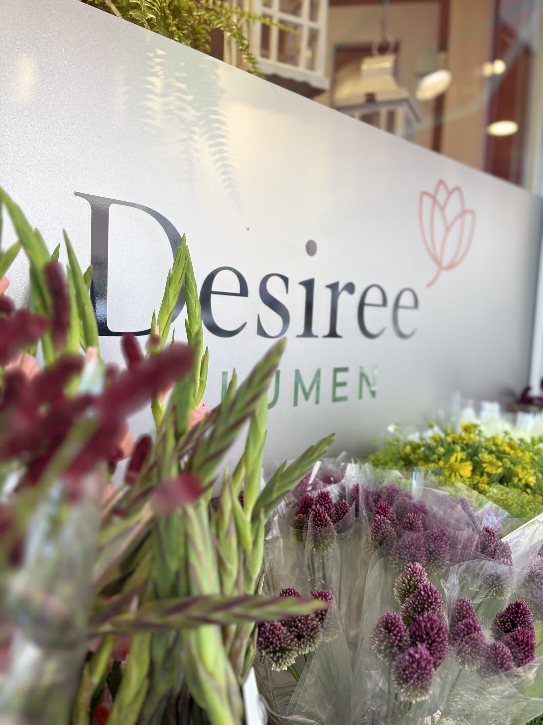 Schaufensterbeschriftung von Desiree Blumen hinter frischen Schnittblumen